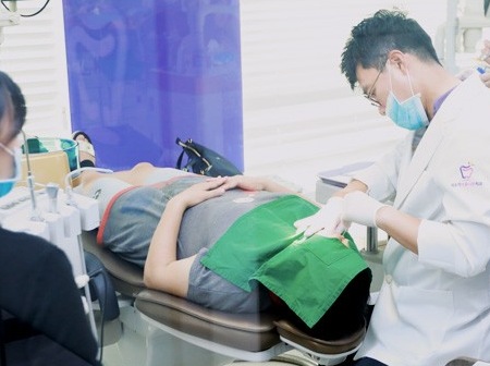 診療中の医師と患者
